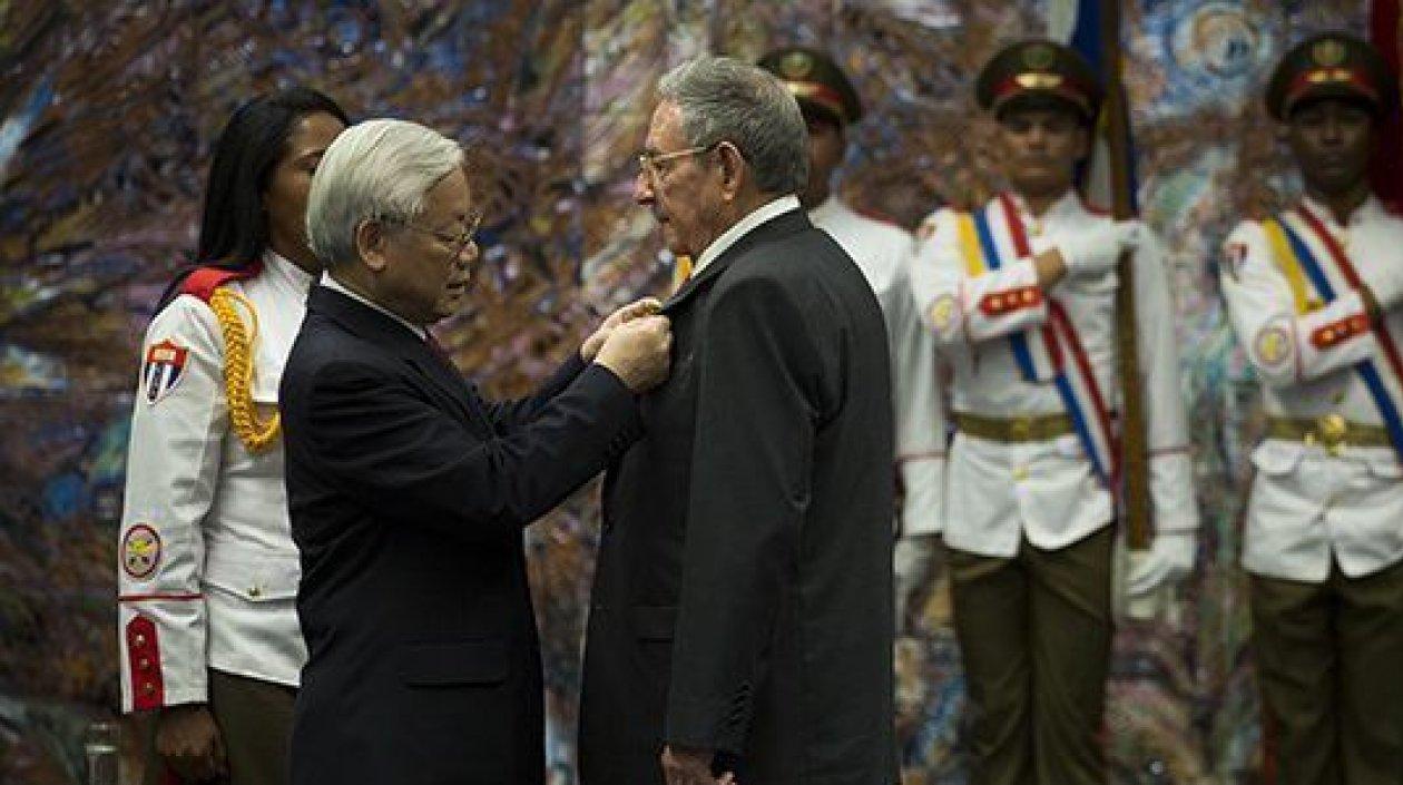 El líder del Partido Comunista de Vietnam, Nguyen Phu Trong, y el líder cubano Raúl Castro.