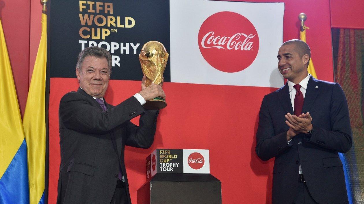 El Presidente Santos levanta el trofeo de la Copa Mundo, reservada para los ganadores de los mundiales de fútbol.