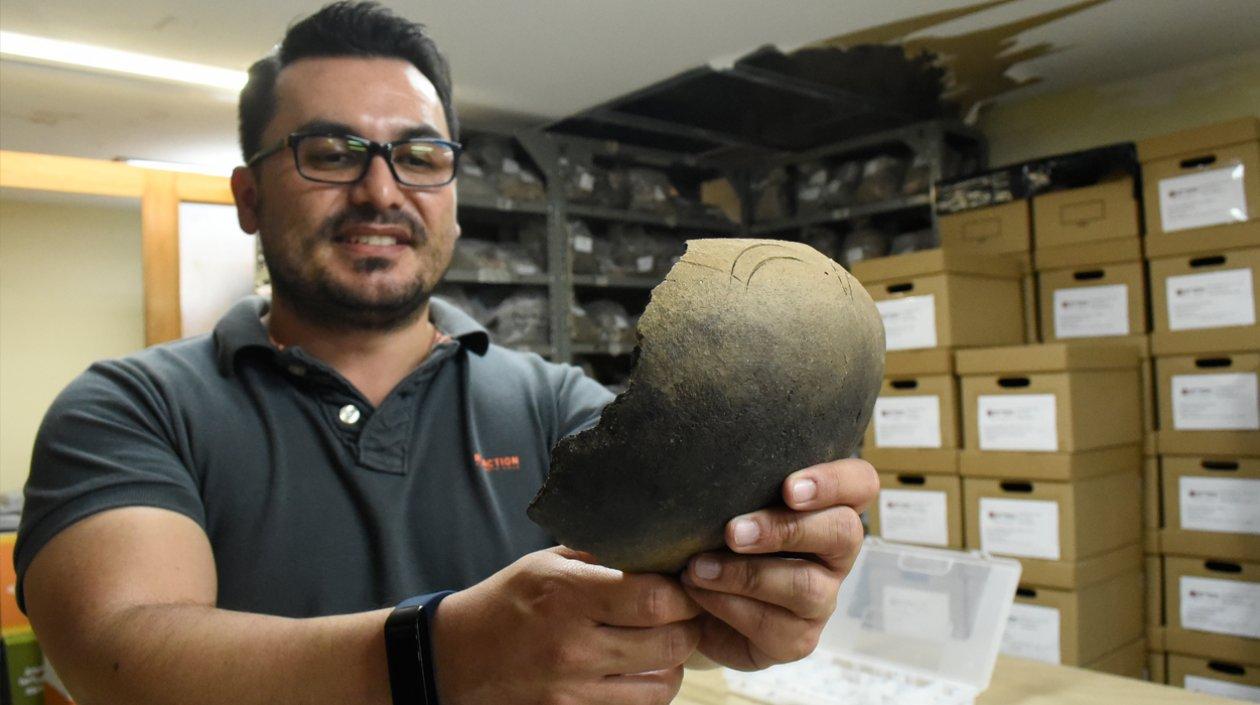 El profesor Javier Rivera, antropólogo de la Universidad Nacional y Doctorado en Arqueología sostiene una pieza de cerámica.