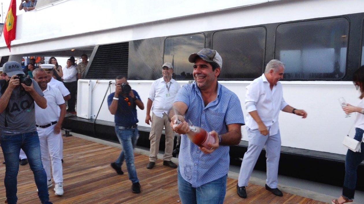 El Alcalde Alejandro Char, durante el zarpe de las embarcaciones del muelle turístico.