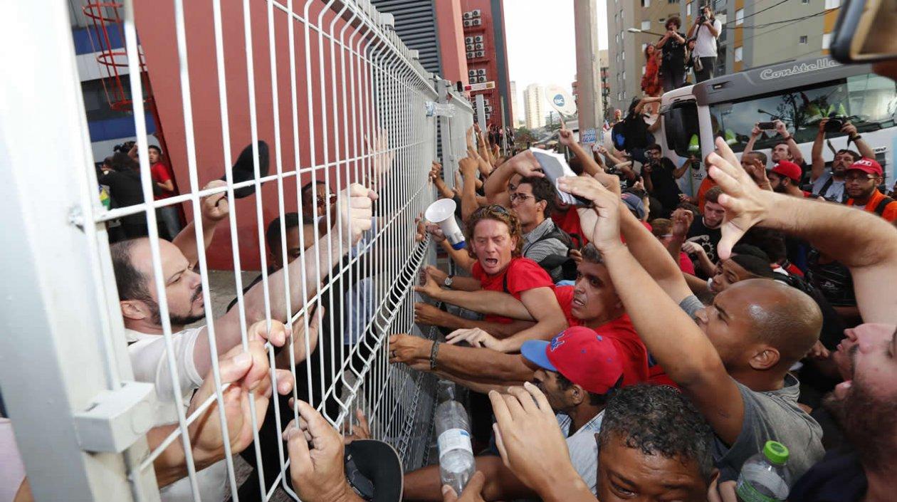 Simpatizantes del ex presidente brasileño Luiz Inácio Lula da Silva, bloquean la salida del ex mandatario para entregarse a la policia federal en la puerta del sindicato de los metalúrgicos en Sao Bernardo do Campo
