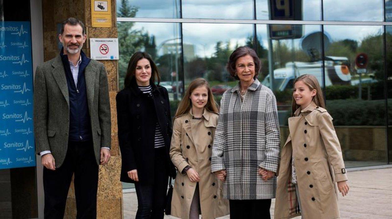 Los reyes Felipe y Letizia acompañados por la reina Sofía, la princesa Leonor y la infanta Sofía a su llegada hoy a la Clínica Universitaria La Moraleja.