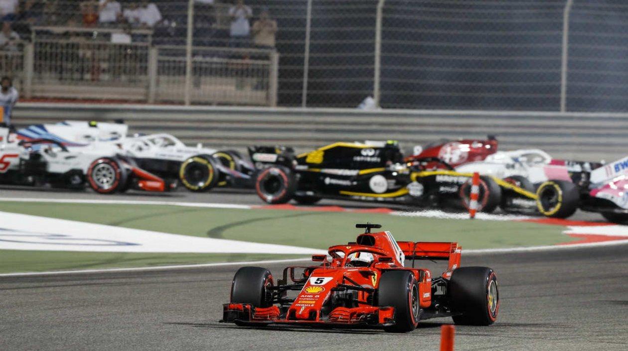 Sebastian Vettel lleva la delantera frente a los demás corredores. 