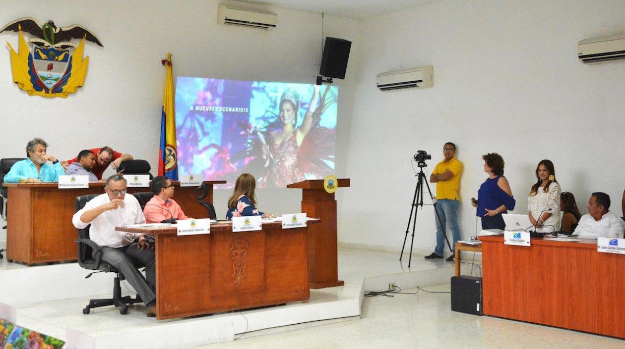 La Directora del Carnaval Carla Celia y la Reina Valeria Abuchaibe, presentando el informe.