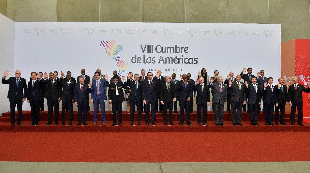 Foto oficial de los 18 mandatarios y representantes de 34 países de América.