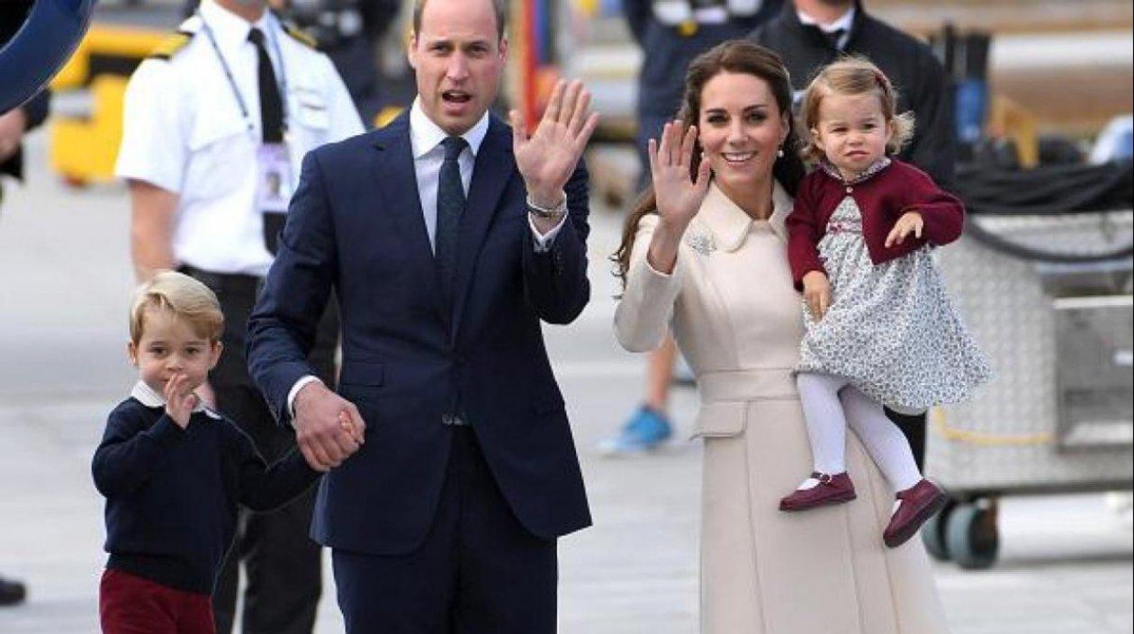La familia real británica con los príncipes Jorge y Carlota.