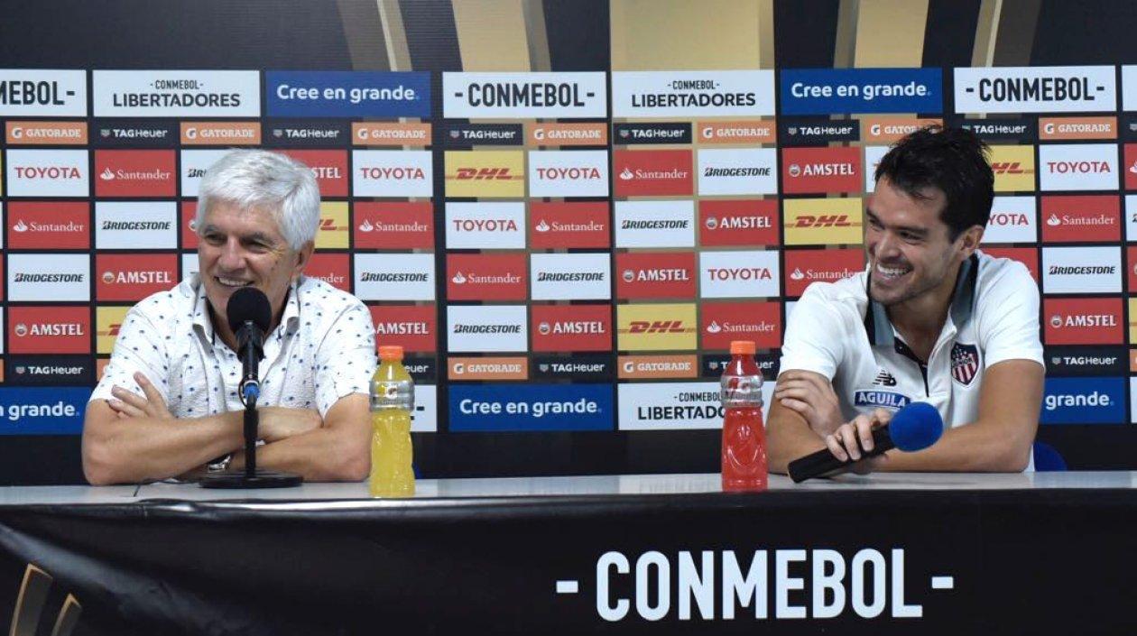 El Técnico Julio Comesaña con Sebastián Hernández en rueda de prensa al final del partido.