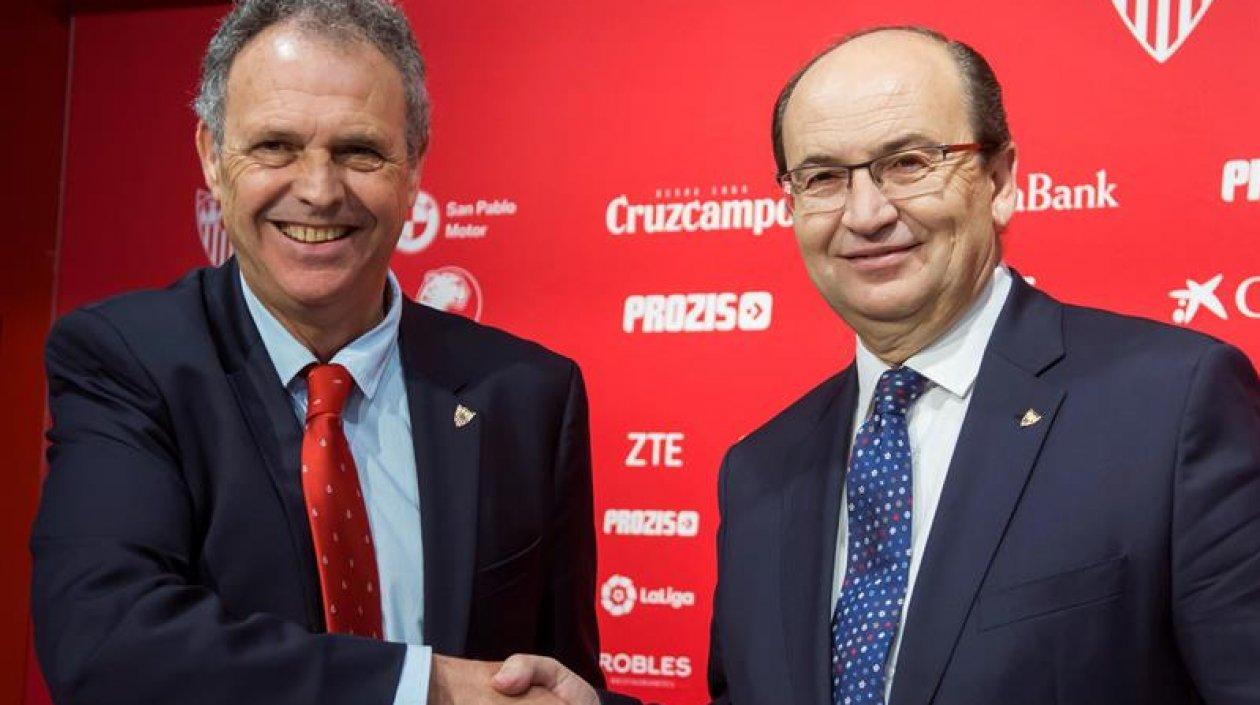  El presidente del Sevilla FC. José Castro (d), y el técnico Joaquín Caparrós durante la rueda de prensa donde este último ha sido presentado como nuevo entrenador del Sevilla FC.
