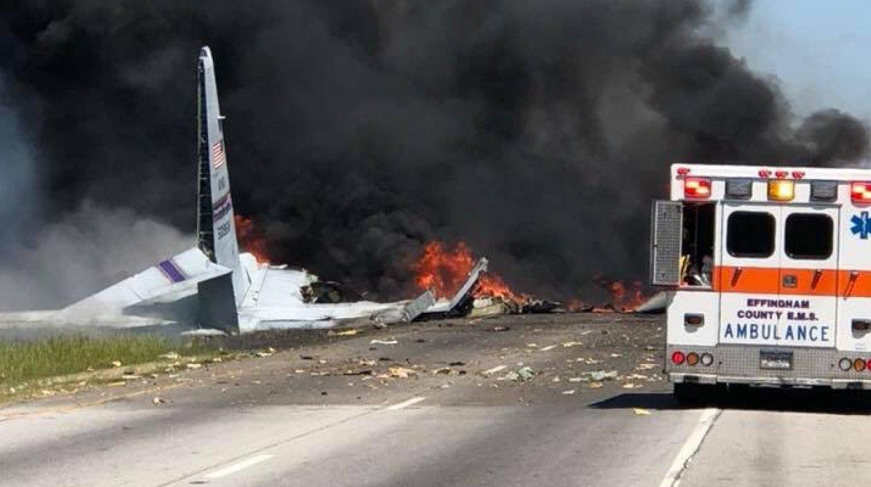 Esta foto de los bomberos de Savannah, Georgia, se ve la magnitud del accidente.