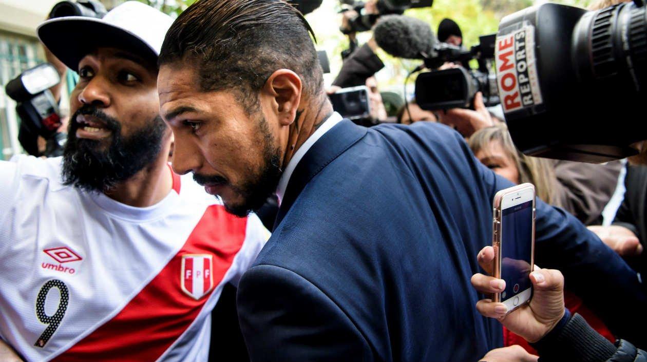 Paolo Guerrero a su llegada a los tribunales. 
