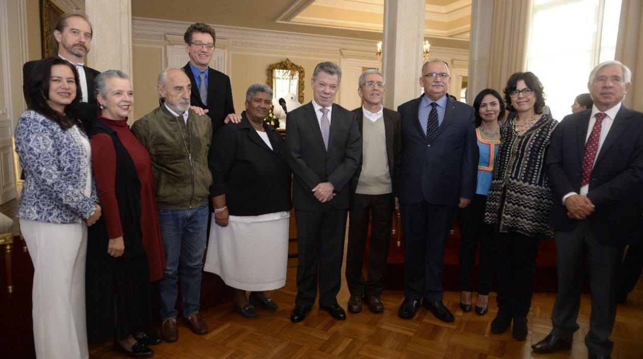 Presidente Santos tomó posesión de los 11 miembros de la Comisión de la Verdad.