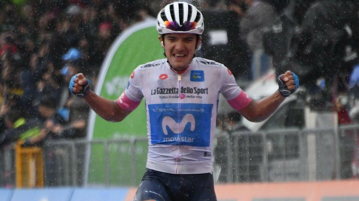 Richard Carapaz gana en solitario la etapa del Giro. 