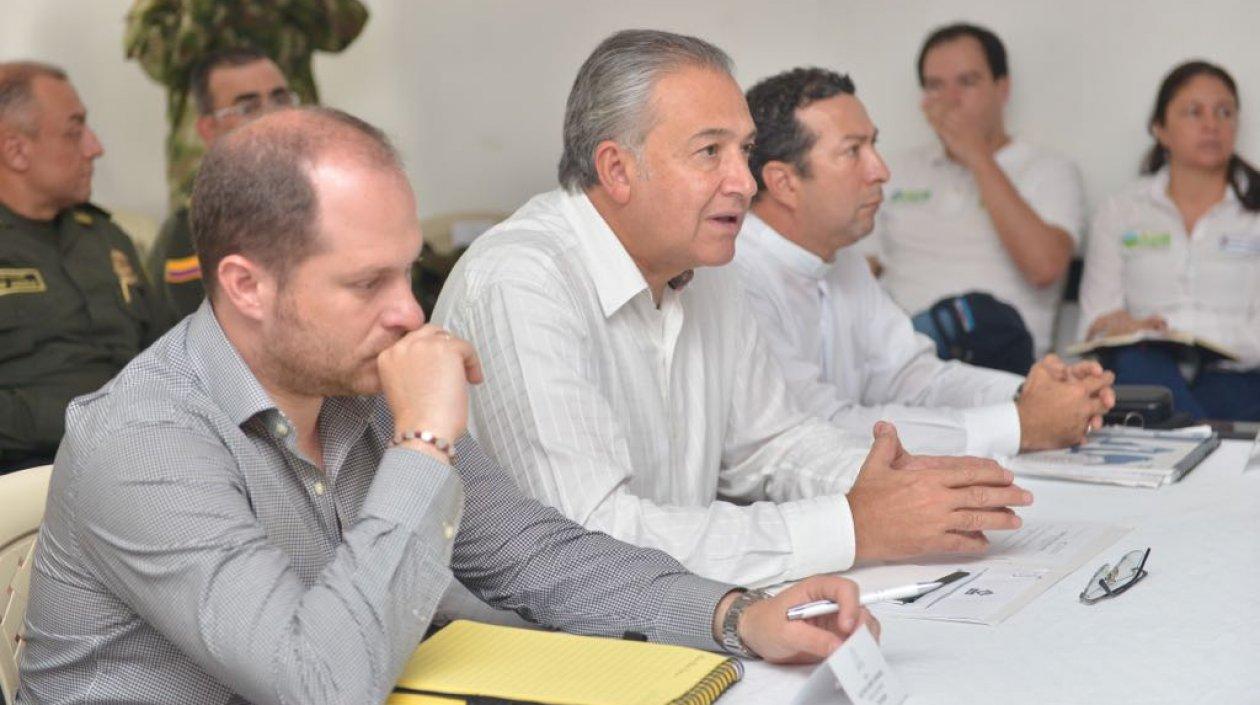 El Vicepresidente Naranjo en su reunión con autoridades y líderes de Tumaco.
