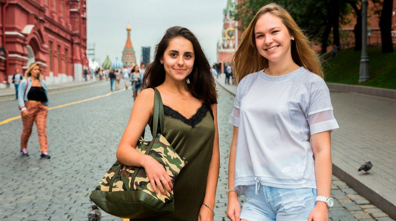 Muchachas rusas posan por los alrededores de la Plaza Roja de Moscú. 