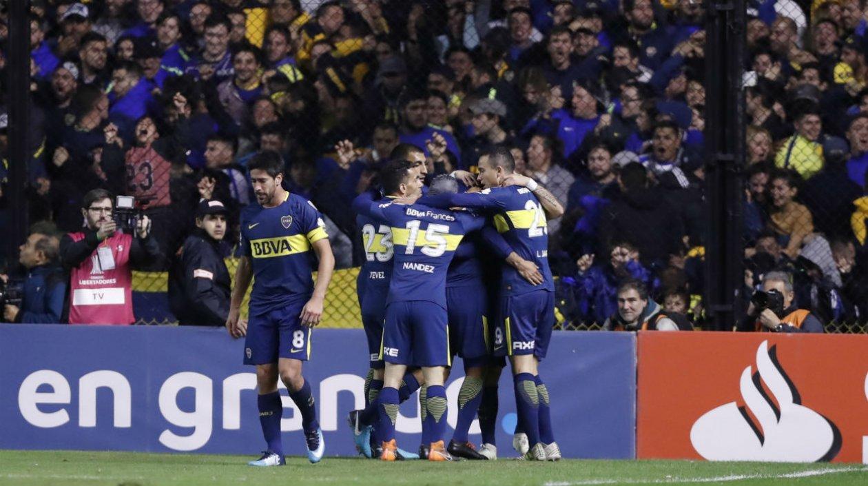 jugadores de Boca celebran la goleada sobre Alianza. 