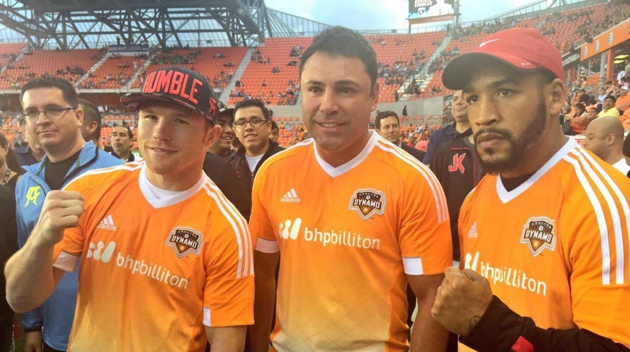  Saul ''El Canelo'' Alvarez, Oscar De La Hoya y James Kirkland con la camiseta del Dynamo. 