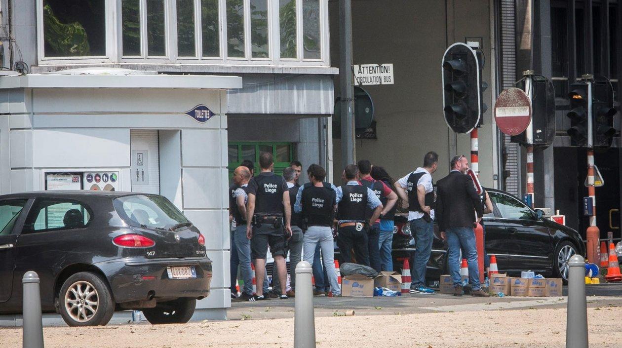 Agentes de policía belgas forman un cordón policial en el lugar de un tiroteo en Lieja, Bélgica, hoy, 29 de mayo
