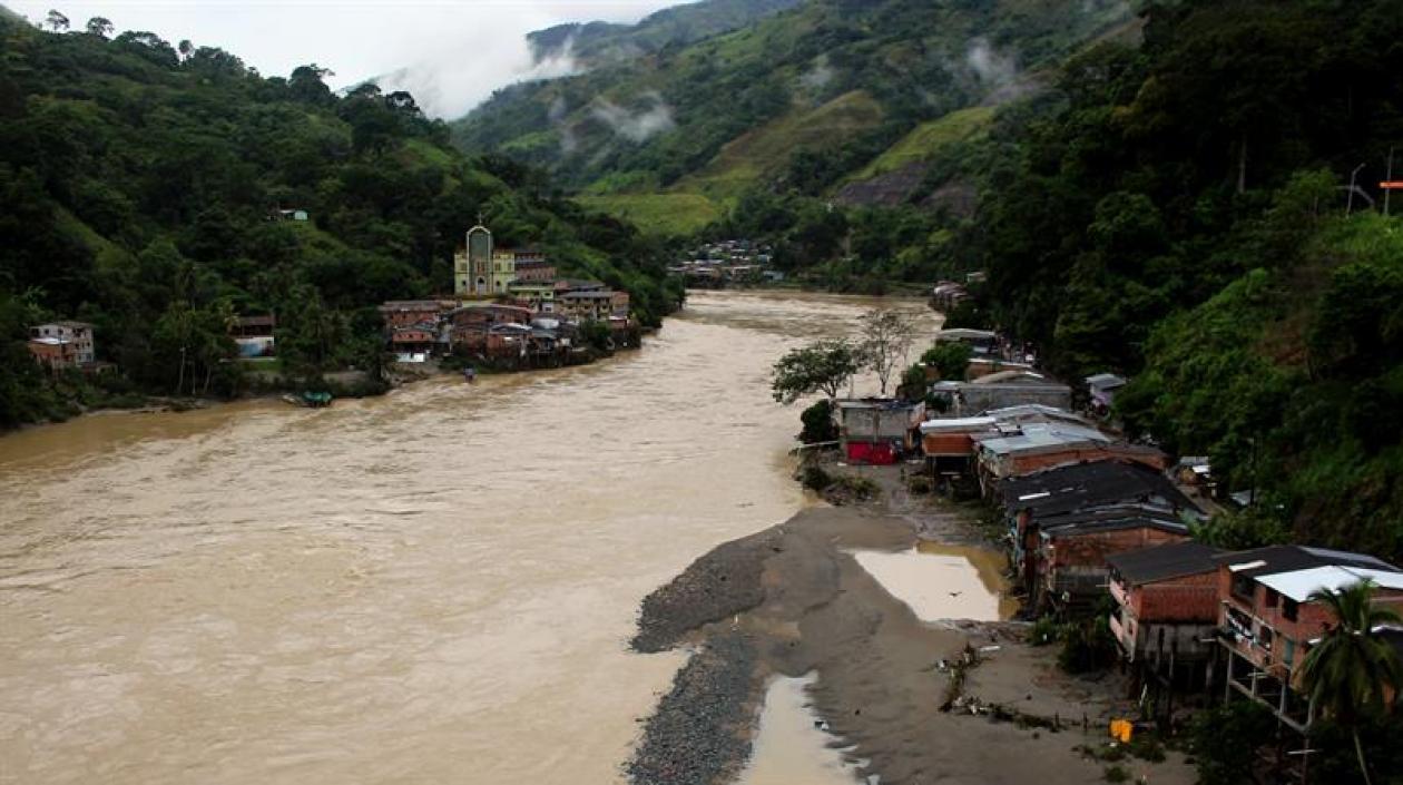 Río Cauca al inundar Puerto Valdivia.