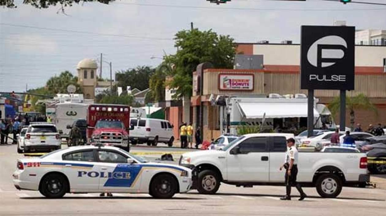Carro de policías y ambulancias rodean el edificio donde se encuentra el hombre atrincherado con 4 nlños.