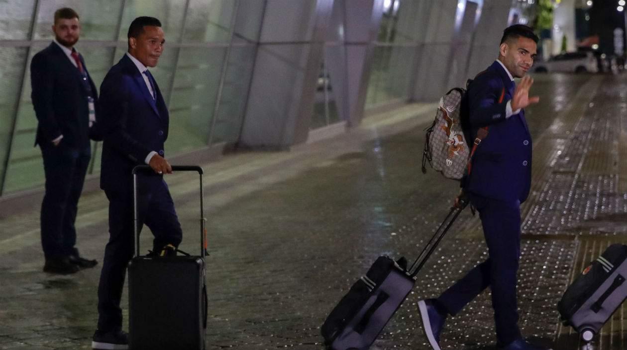 Falcao García y Carlos Bacca bajan del avión tras su llegada Kazán. 