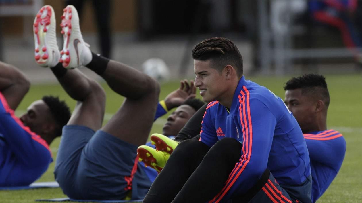El jugador de la selección colombiana de fútbol, James Rodriguez, participa en un entrenamiento del equipo.
