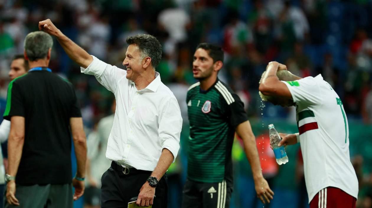 Juan Carlos Osorio saluda a las tribunas, tras el partido. 