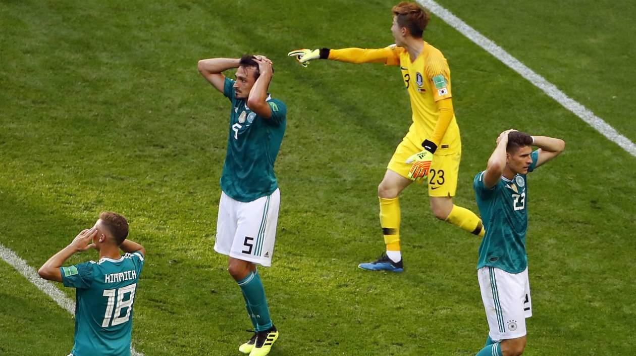 Jugadores de Alemania se lamentan perder una opción de gol. 