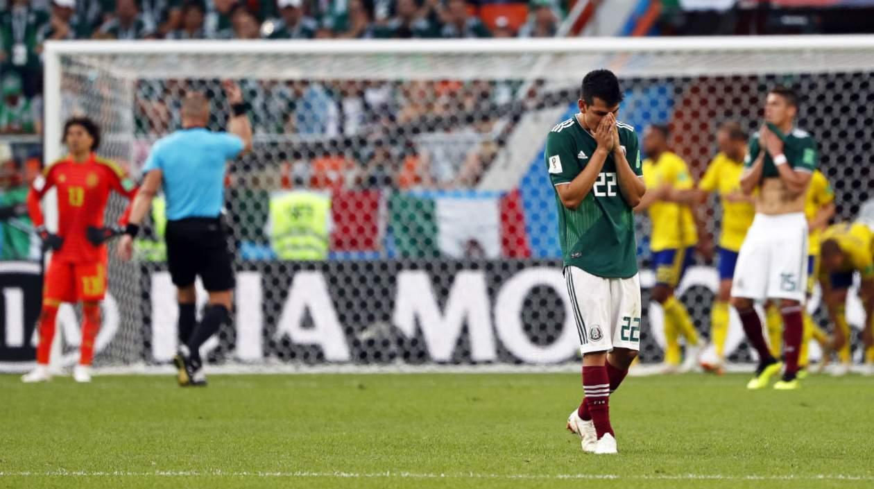 Jugadores de México se lamentan tras la goleada. 