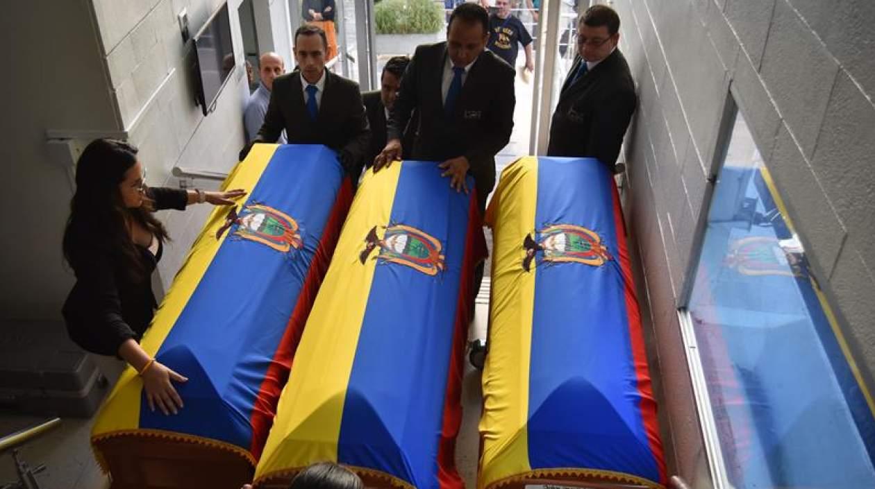 Los cuerpos de los tres miembros del equipo periodístico del diario El Comercio, secuestrados y asesinados por disidentes de las FARC, fueron trasladados hoy a Ecuador en un avión de la Fuerza Aérea Ecuatoriana (FAE).