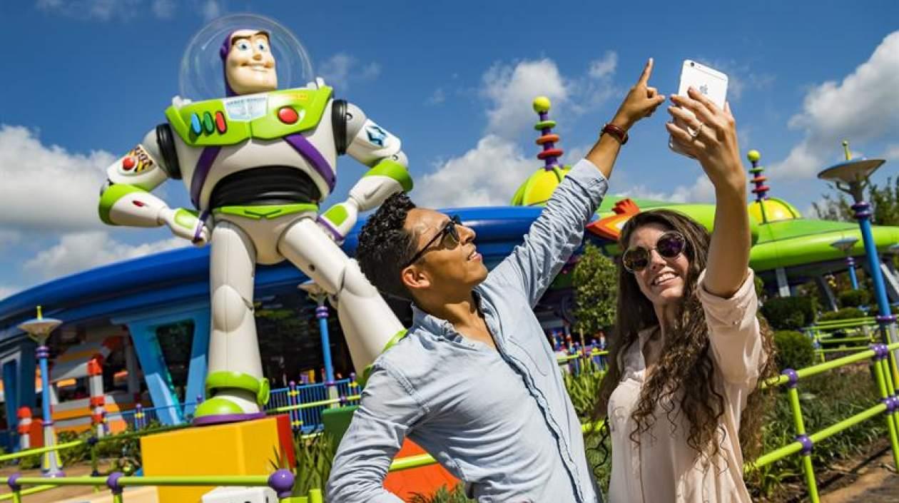  Toy Story Land ocupa casi 4.600 metros cuadrados y promete embarcar a los visitantes en una travesía por el infinito.