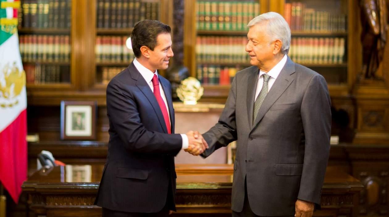 Presidente Enrique Peña Nieto saluda al recién elegido Andrés López Obrador.