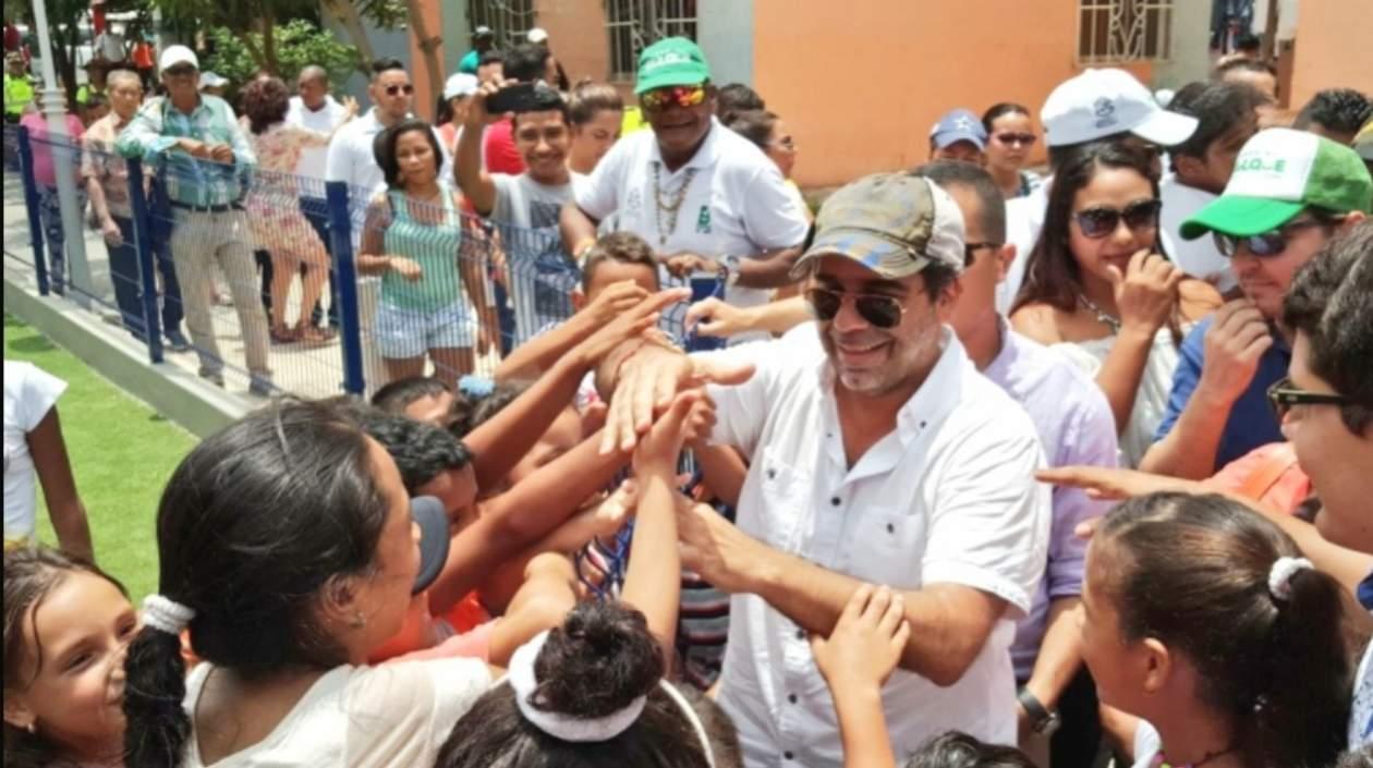El Alcalde Alejandro Char con la gente.