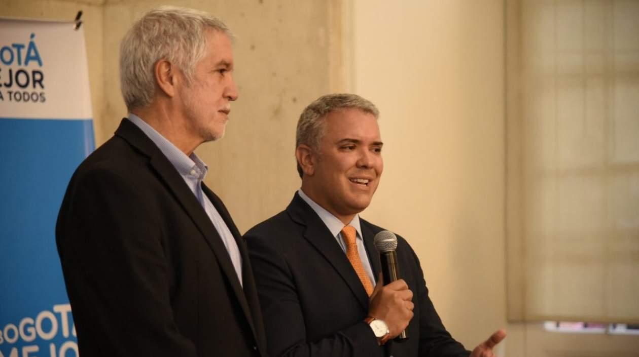 El alcalde de Bogotá, Enrique Peñalosa y el Presidente electo, Iván Duque.