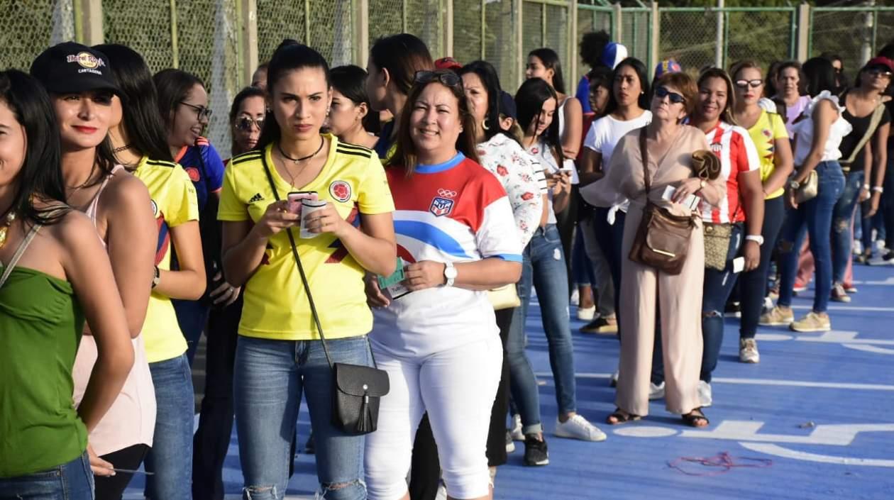 El público entusiasta de vivir la ceremonia inaugural de los Juegos Centroamericanos