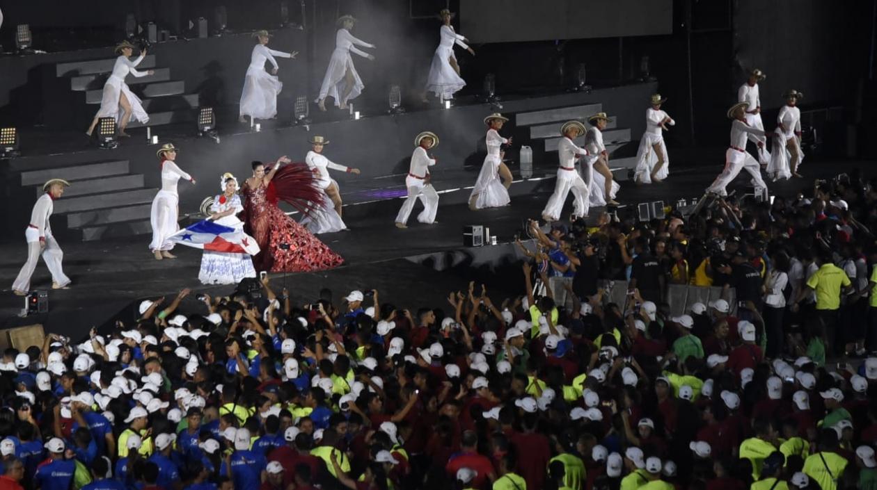 La Reina del Carnaval 2018, Valeria Abuchaibe Rosales, durante la clausura de los Juegos.