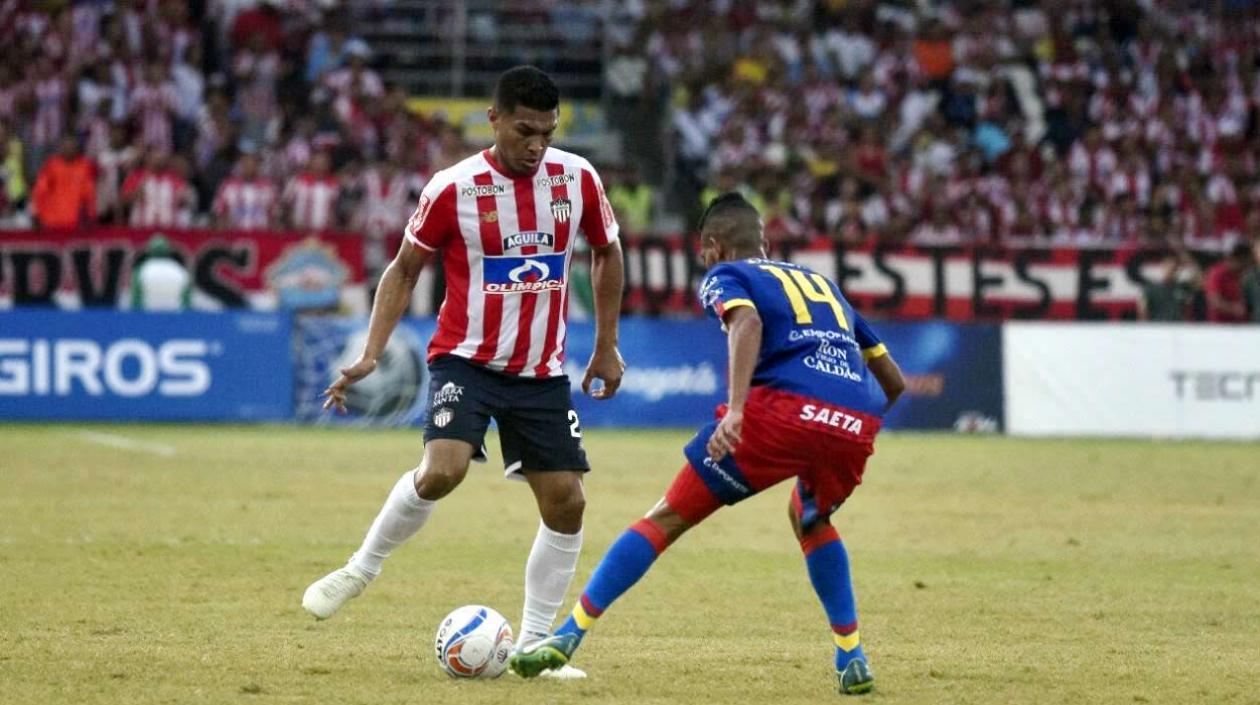 Teófilo Gutiérrez enfrenta la marca de un jugador del Pasto. 
