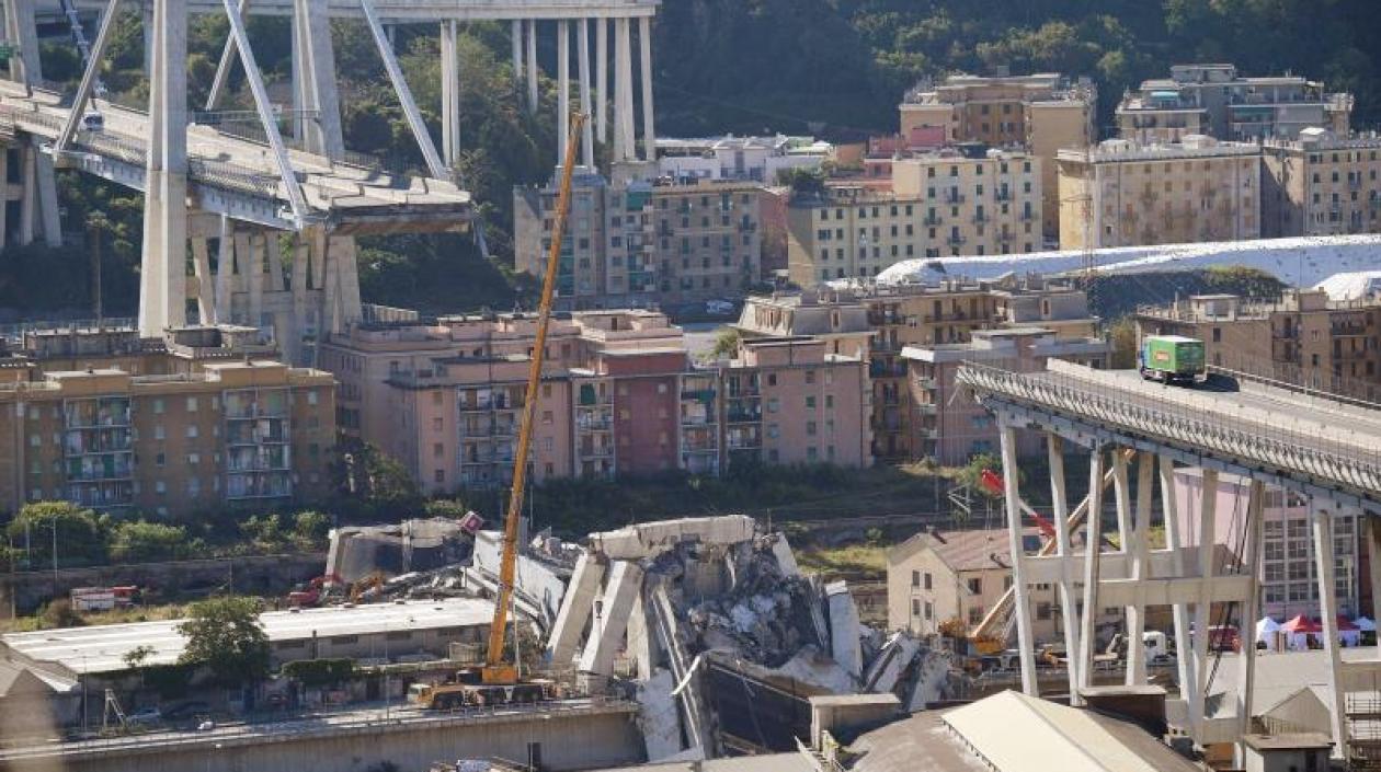 Un camión permanece al borde de la sección que continúa en pie del puente que el martes se desplomó en Génova (Italia).