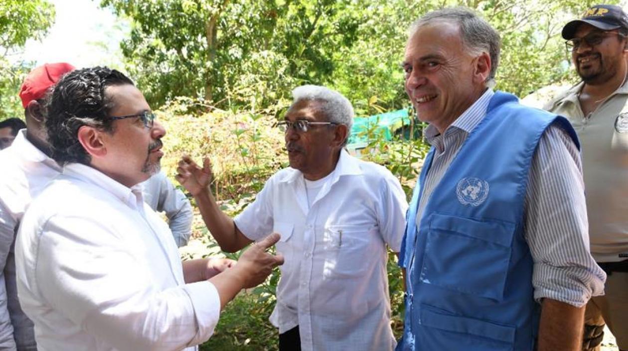 El Alto Comisionado para la Paz la Legalidad y la Convivencia, Miguel Ceballos (i), durante un encuentro con el miembro de las FARC Joaquín Gómez (c) y el jefe de la Misión de las Naciones Unidas en Colombia, Jean Arnault. 