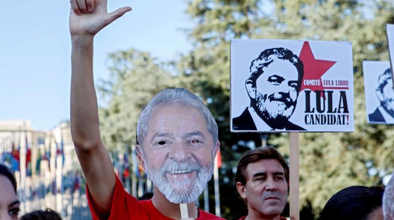 Brasileños apoyando a Lula da Silva.