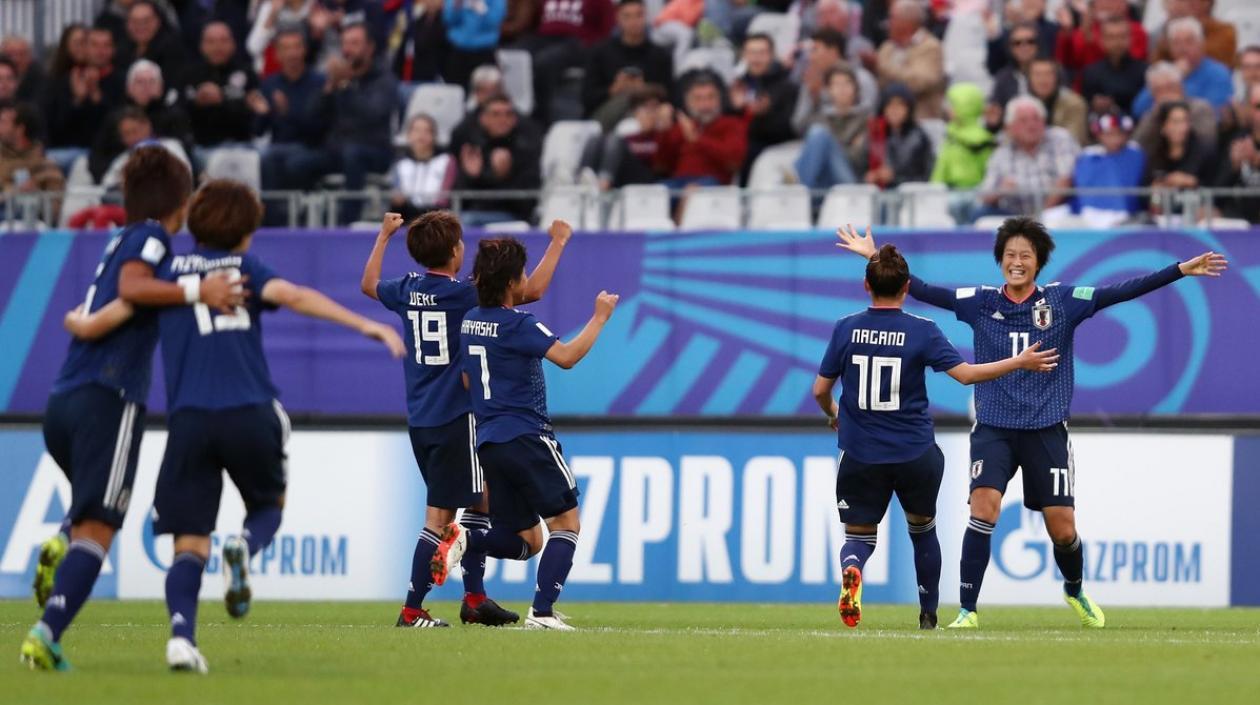 Jugadoras de Japón celebran el triunfo. 