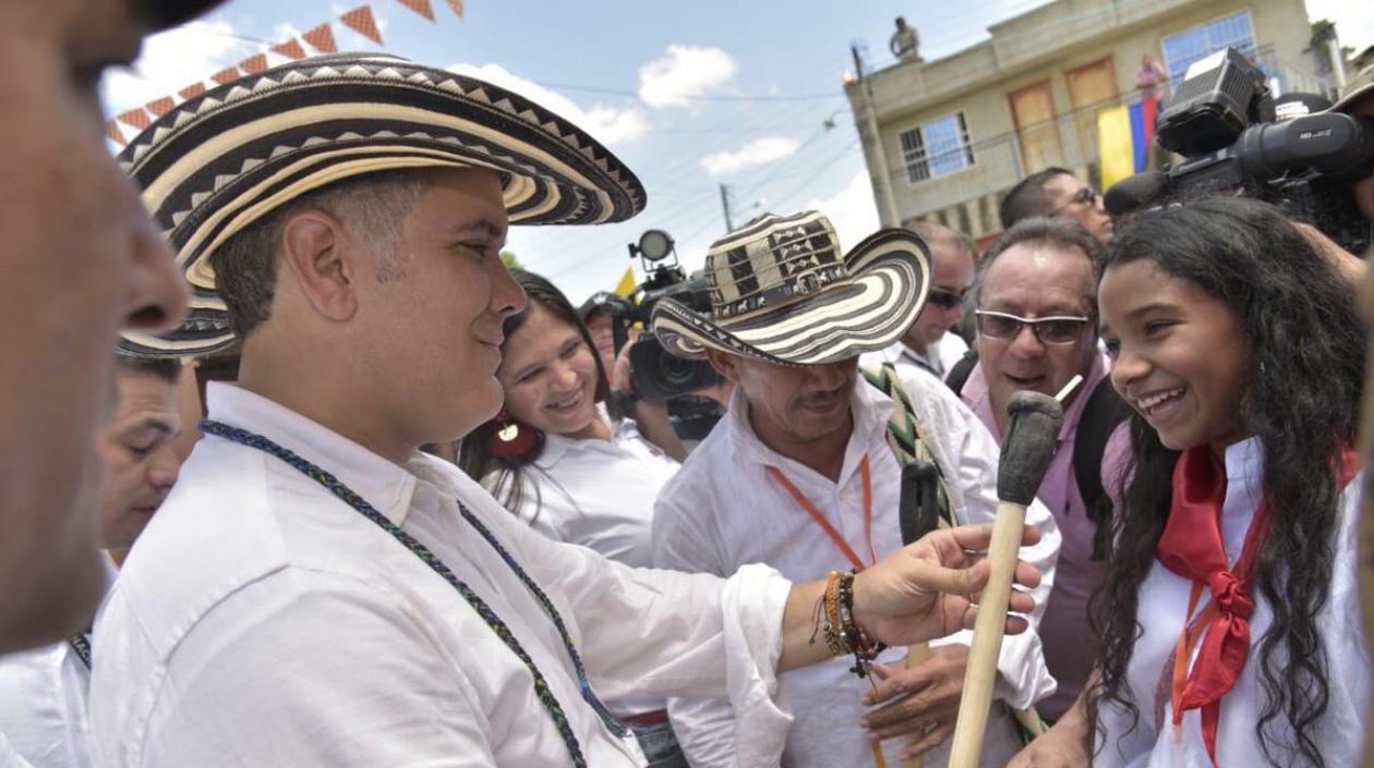 El Presidente Iván Duque saludando a jóvenes folcloristas de San Jacinto.