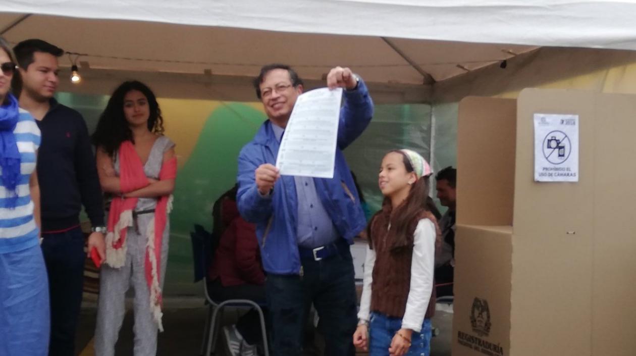 Gustavo Petro con Antonella, su hija menor, en la votación de la Consulta Anticorrupción.