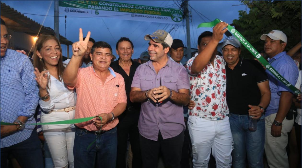 El Alcalde Char, el secretario de Obras, Rafael Lafont, durante la entrega de las 11 nuevas vías pavimentadas en La Playa.