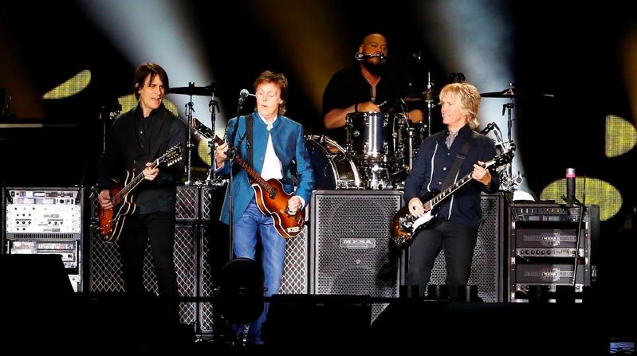 El músico y compositor Paul McCartney con su banda.