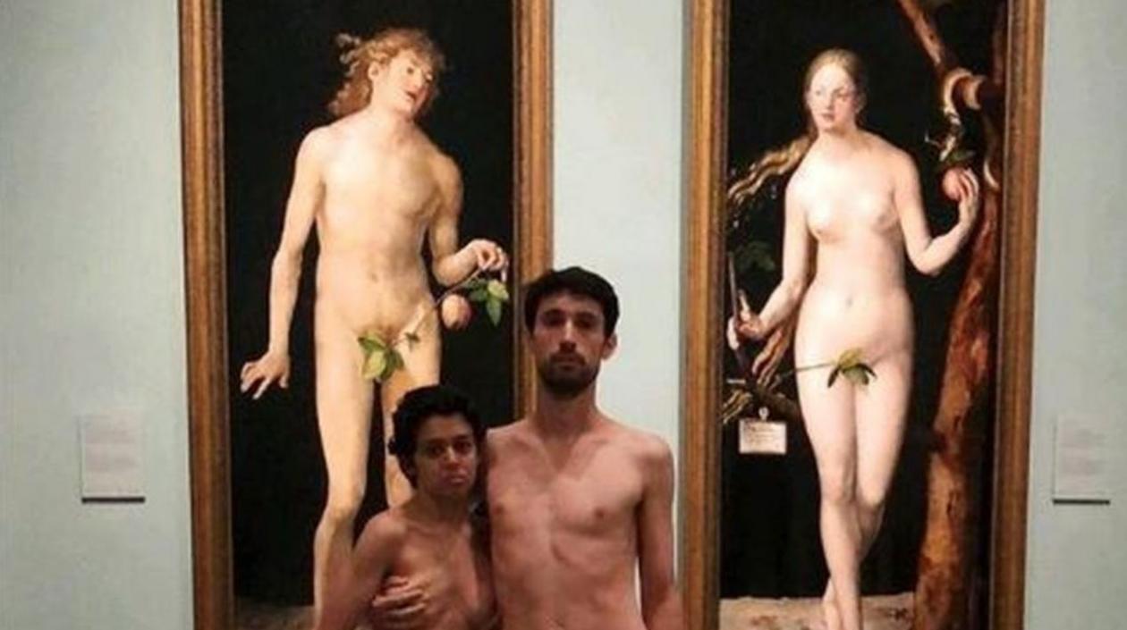  Así posaron Adrián Pino y Jet Brühl, en el Museo de Prado.