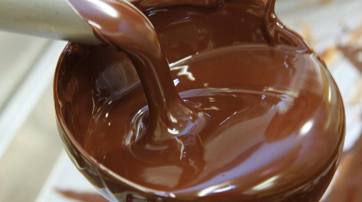 El chocolate oscuro puede disminuir la incidencia de enfermedades cardiovasculares.