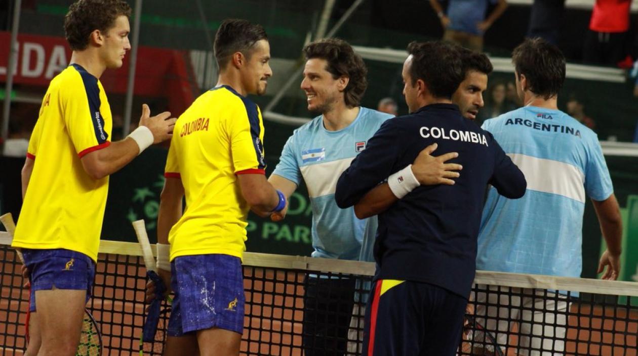 Jugadores de Colombia y Argentina se saludan tras el juego. 