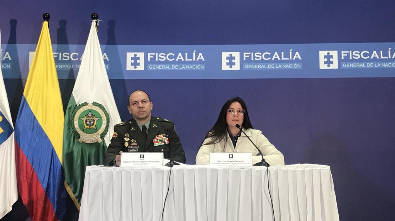 El coronel Nicolás Carmen Aristizábal, director encargado de la Policía Fiscal y Aduanera, y la Fiscal Luz Ángela Bahamón.