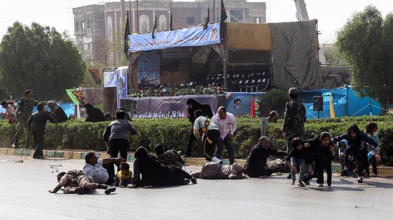 Varios soldados resultaron heridos en el atentado perpetrado hoy contra un desfile militar en Ahvaz, en el suroeste de Irán.