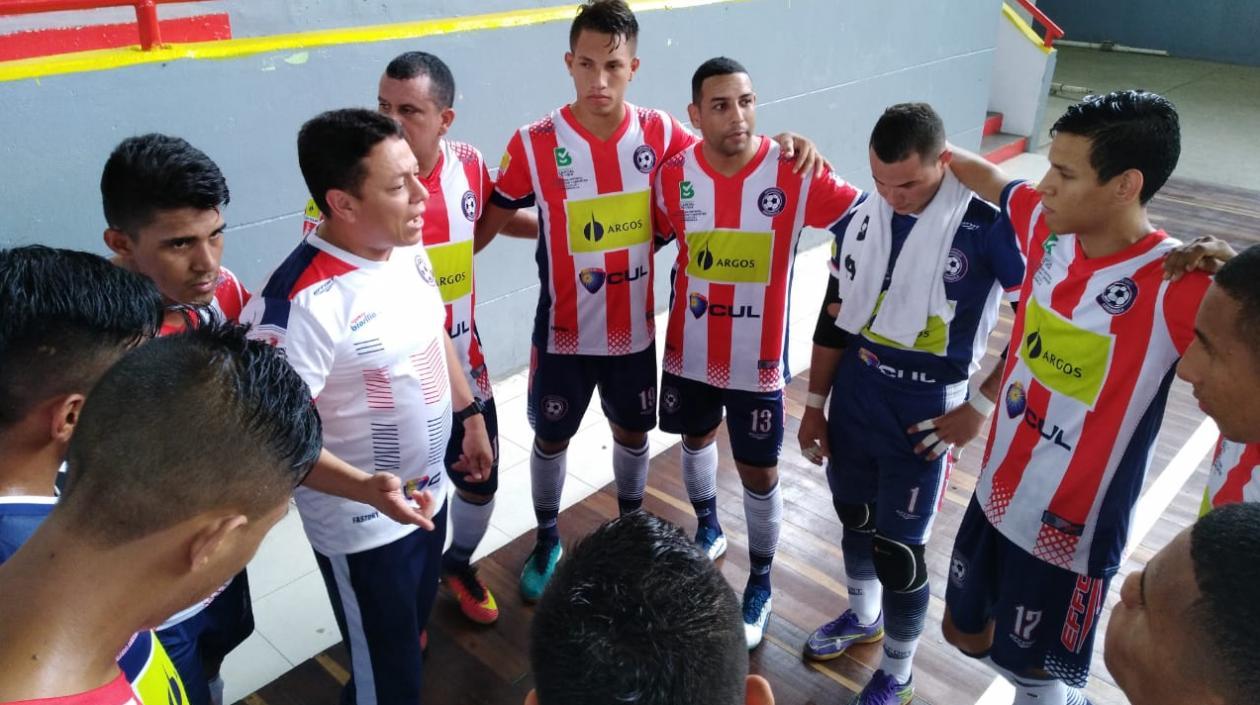 Roberto Bruno habla con los jugadores del Independiente. 